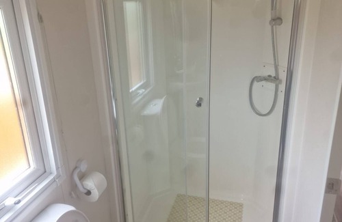Westcott Cabina | Hot Tub and Fishing Country Lodge at Upton Lakes and Lodges