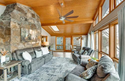 Lake Lure Casa | Hot Tub and Mtn Views! Rumbling Bald Resort Cabin
