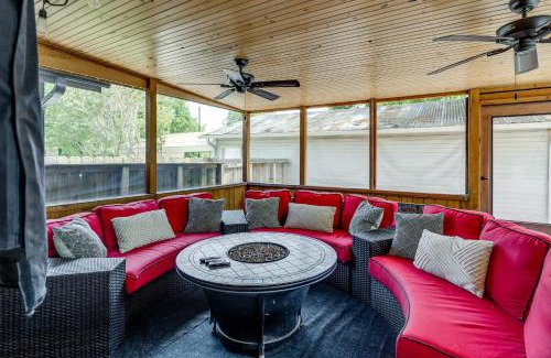 Bryan Casa | Hot Tub and Outdoor Kitchen Stylish Home in Bryan