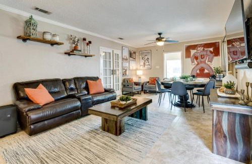 Bryan Casa | Hot Tub and Outdoor Kitchen Stylish Home in Bryan