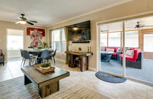 Bryan Casa | Hot Tub and Outdoor Kitchen Stylish Home in Bryan