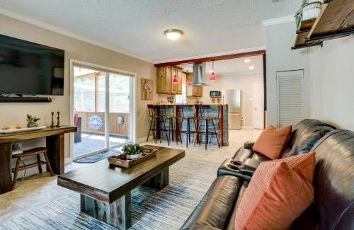 Bryan Casa | Hot Tub and Outdoor Kitchen Stylish Home in Bryan