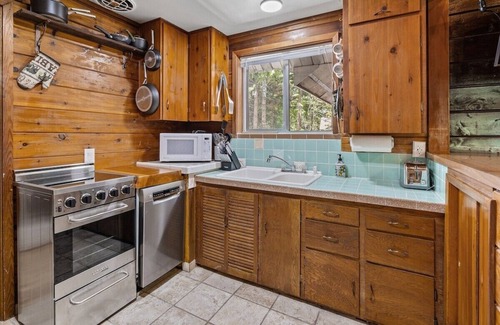 Cle Elum Cabina | Hot Tub and Private Cabins, Free Kayaks and EV Charger