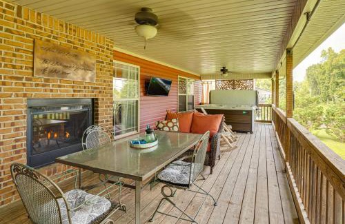 Cookeville Casa | Hot Tub and Scenic Deck! Spacious Cookeville Retreat