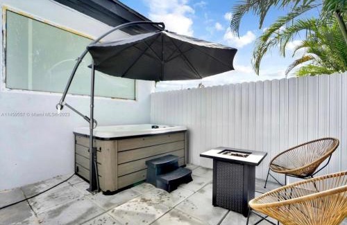 Liberty City Apartamento | HOT TUB and Washer & Dryer in Unit