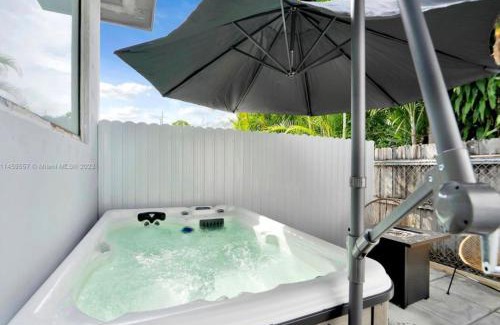 Liberty City Apartamento | HOT TUB and Washer & Dryer in Unit