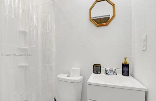 Liberty City Apartamento | HOT TUB and Washer & Dryer in Unit
