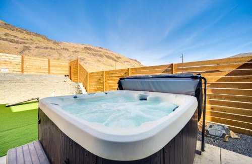 Kittitas County Casa | Hot Tub and Water Views High-End Vantage Retreat