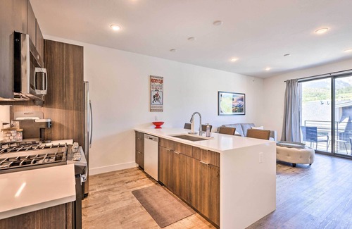 Willow Grove Condominio | Hot Tub & Balcony: Riverfront Silverthorne Condo!