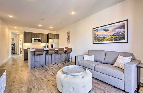 Willow Grove Condominio | Hot Tub & Balcony: Riverfront Silverthorne Condo!