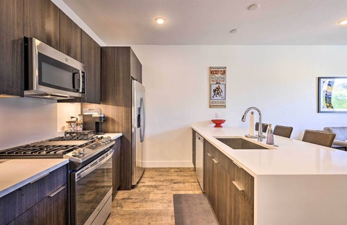 Willow Grove Condominio | Hot Tub & Balcony: Riverfront Silverthorne Condo!