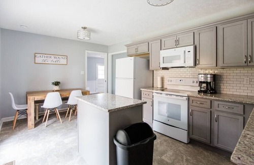 Fayetteville Casa | HOT TUB|Bedroom TVs|GAME ROOM|Refurbished