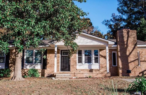 Fayetteville Casa | HOT TUB|Bedroom TVs|GAME ROOM|Refurbished