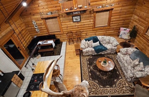 East Peoria Cabina | Hot Tub Cabin by the Bike Trail