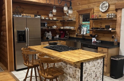East Peoria Cabina | Hot Tub Cabin by the Bike Trail