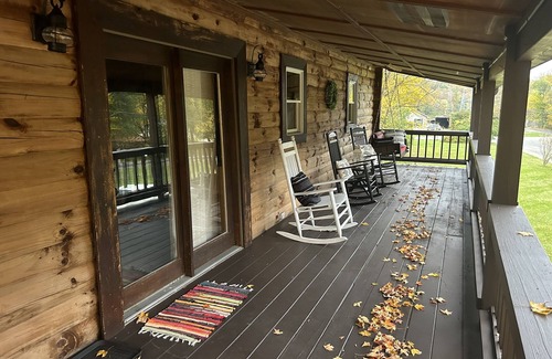 East Peoria Cabina | Hot Tub Cabin by the Bike Trail