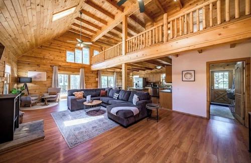 Flagstaff Cabina | Spacious Cozy Cabin Retreat on 5-Acres with HotTub!