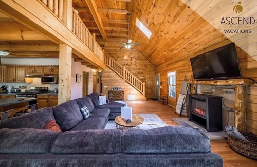 Flagstaff Cabina | Spacious Cozy Cabin Retreat on 5-Acres with HotTub!