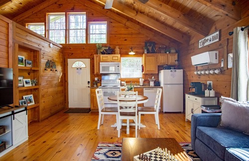 Sautee Nacoochee Cabina | Hot Tub Cabin Near Waterfalls & 6 Mi to Helen