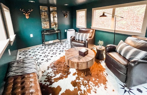 Dandridge Cabina | Hot tub, Cigar Room, Lakefront 4 Bedroom Cabin Fire-pit, Summer Dock & Games
