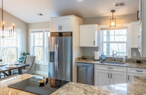 Beech Mountain Cabina | Hot Tub, Cozy, Central Air and Heat, 5 minutes to the Ski Resort! Yes, Deer!