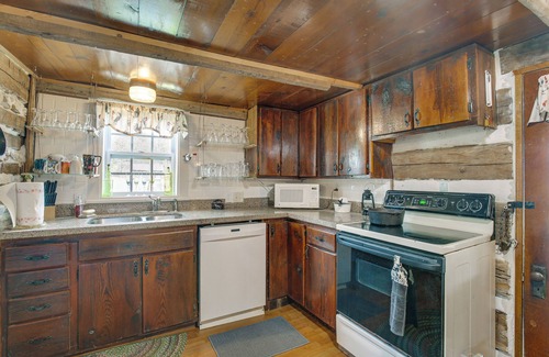 Perryville Cabina | Hot Tub & Creek Views: Secluded Perryville Cabin