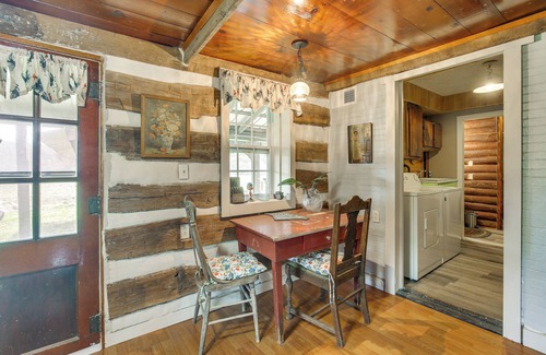 Perryville Cabina | Hot Tub & Creek Views: Secluded Perryville Cabin