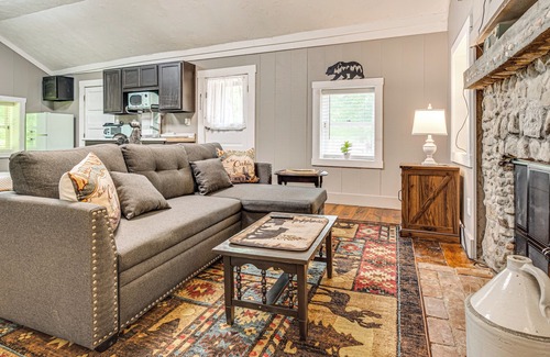 Nineveh Cabina | Hot Tub + Deck: Cabin Hideaway in Brown County