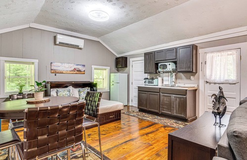 Nineveh Cabina | Hot Tub + Deck: Cabin Hideaway in Brown County