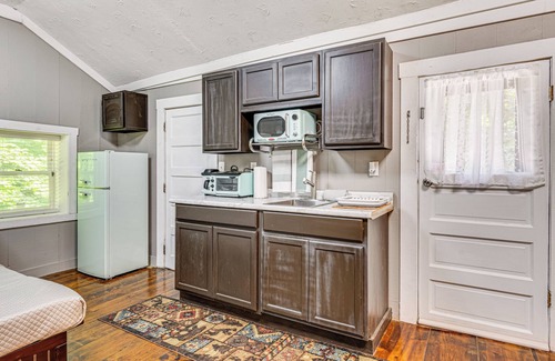 Nineveh Cabina | Hot Tub + Deck: Cabin Hideaway in Brown County