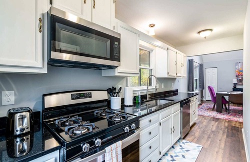 Kabletown Cabina | Hot Tub, Deck/Grill, Game Room, WiFi at Cute Cabin