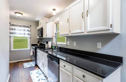 Kabletown Cabina | Hot Tub, Deck/Grill, Game Room, WiFi at Cute Cabin