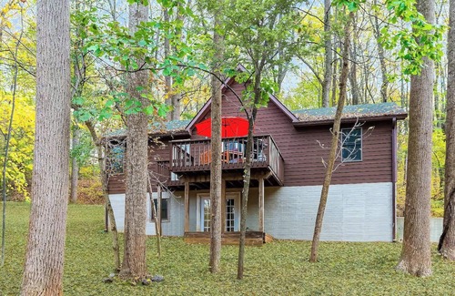 Kabletown Cabina | Hot Tub, Deck/Grill, Game Room, WiFi at Cute Cabin