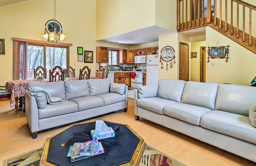 Pocono Mountain Lake Cabaña | Hot Tub + Deck: Pet-friendly Poconos Getaway!