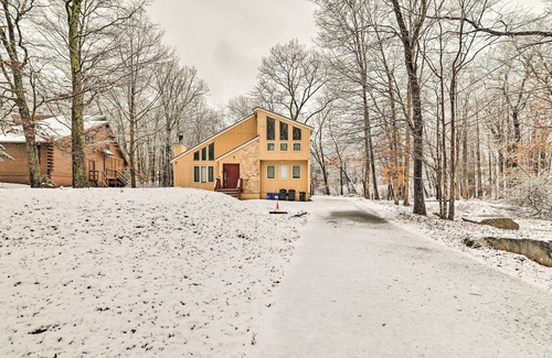 Pocono Mountain Lake Cabaña | Hot Tub + Deck: Pet-friendly Poconos Getaway!