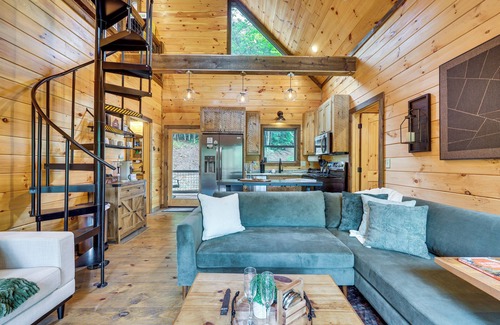 McCaysville Cabina | Hot Tub & Deck: Riverfront McCaysville Cabin!