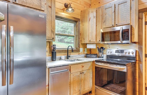 McCaysville Cabina | Hot Tub & Deck: Riverfront McCaysville Cabin!