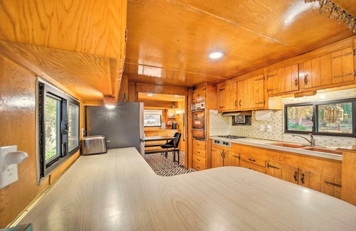Payson Cabaña | Hot Tub & Deck: Waterfront Escape in Payson!
