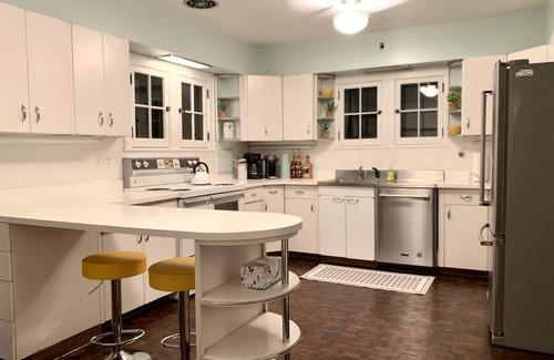 South Bend Casa | HOT TUB | Decked Out Oasis | Nespresso Coffee Bar