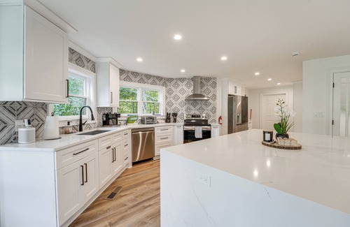 Jasper Casa | Hot Tub, Decks & 2 Kitchens: Mtn-View Jasper Gem!