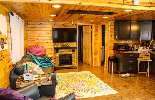 Higgins Lake Cabina | HOT TUB! Dog Friendly, Beach, Fire Pit, TOTAL RELAXATION AWAITS!