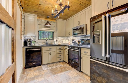 Dial Casa | Hot Tub Downtime, Fireside Sips, S'mores Galore & Nearby Activities - River Cottage of Blue Ridge