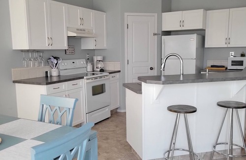 Sylvan Lake Casa | Hot-Tub Family & Friends Retreat 5-Bed 2-bath with Games room.