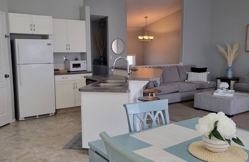 Sylvan Lake Casa | Hot-Tub Family & Friends Retreat 5-Bed 2-bath with Games room.