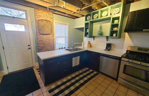 Tower Grove South Casa | Hot Tub! Fenced Patio! Comfy Spacious Home!