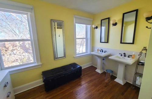 Tower Grove South Casa | Hot Tub! Fenced Patio! Comfy Spacious Home!