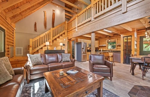 Waynesville Cabina | NEW listing! Hot Tub, Fiber WiFi, Pool Table, Playground, Privacy. Easy access!