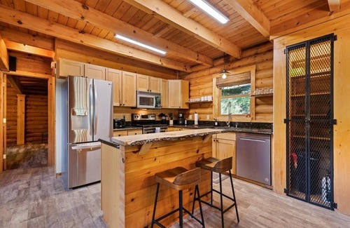 Waynesville Cabina | NEW listing! Hot Tub, Fiber WiFi, Pool Table, Playground, Privacy. Easy access!