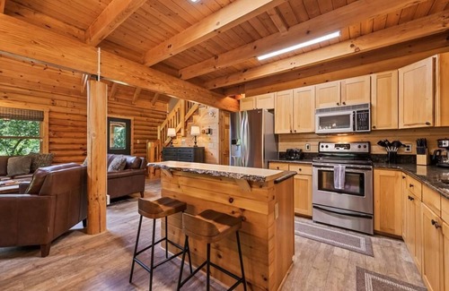 Waynesville Cabina | NEW listing! Hot Tub, Fiber WiFi, Pool Table, Playground, Privacy. Easy access!