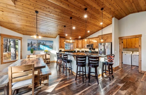 Tahoe Paradise Cabina | Hot Tub, Fire Place, Bunk Beds,Trails, Arcade Games, 8 Guests + Extra Kids 5 Yrs Old and Younger